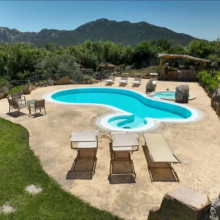 Luxury Oasis Pool & Jacuzzi Olbia